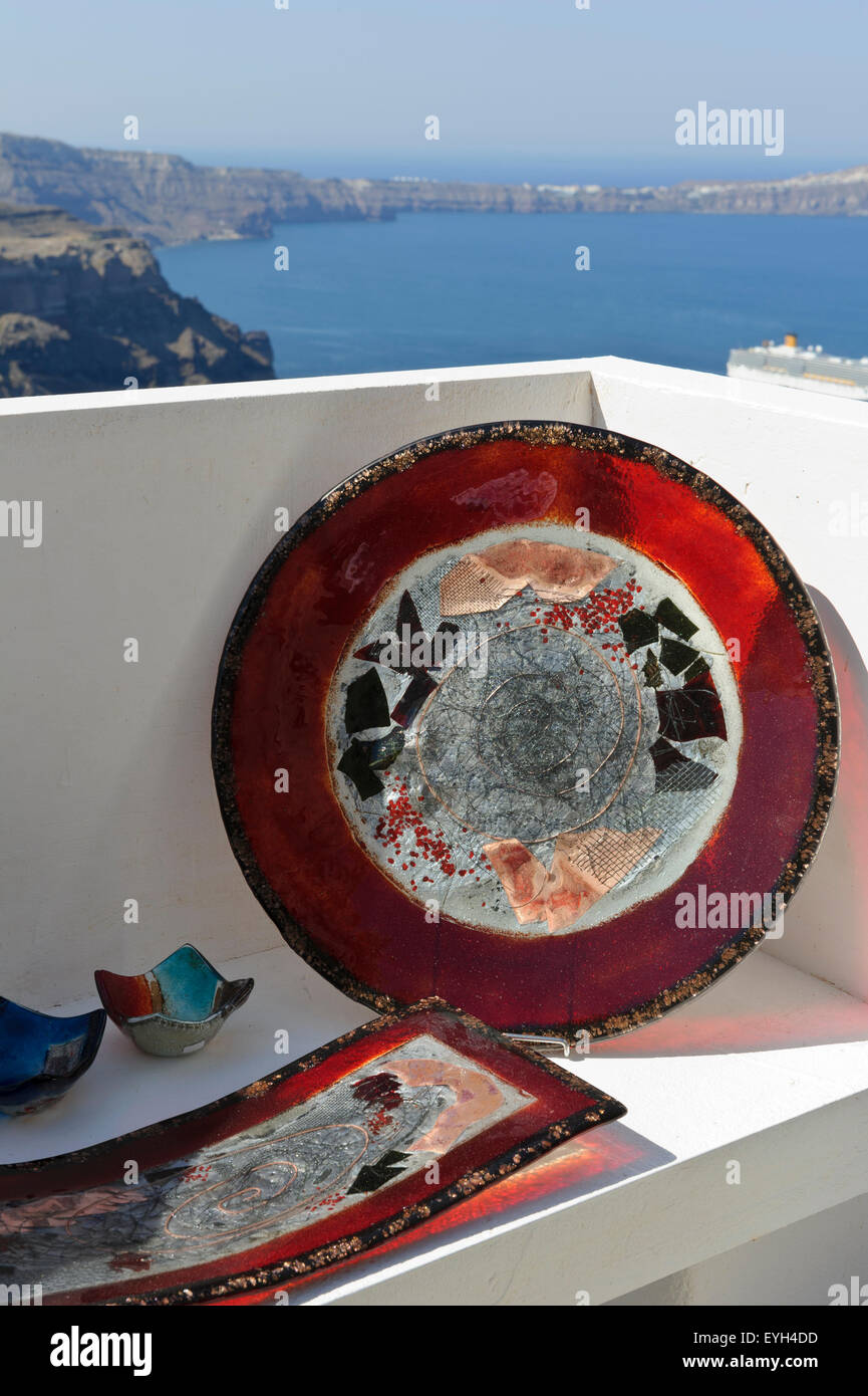 Un superbe écran de verrerie en vente, Santorin, Grèce. Banque D'Images
