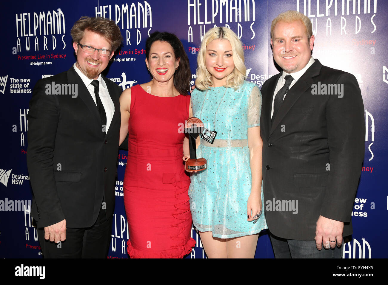 L-R : Ian Grandage, Lally Katz, Kate Miller-Heidke et John Sheedy posent avec leur prix pour la meilleure nouvelle de travail australien. Banque D'Images