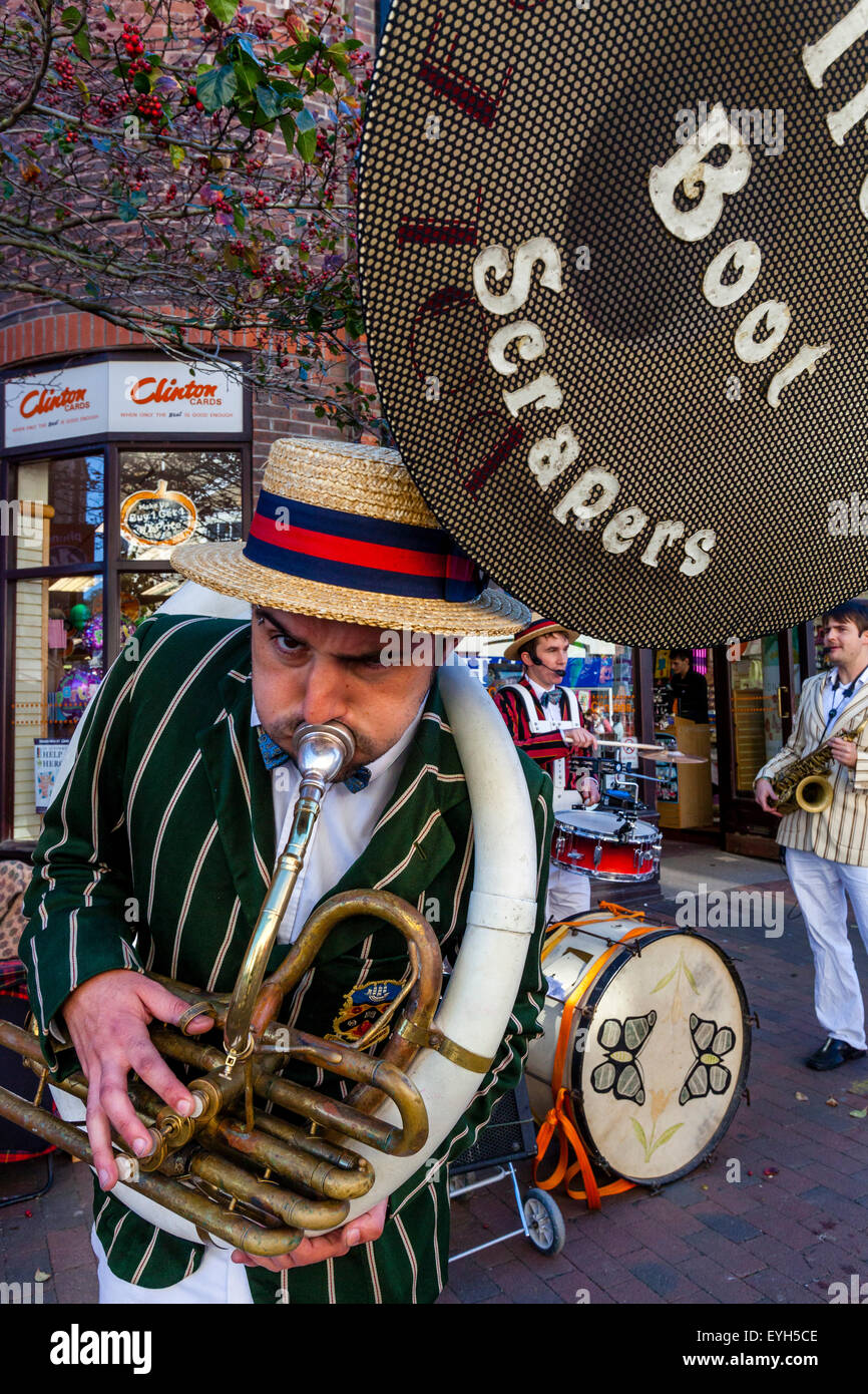 Le fer des racloirs de démarrage Bande Steampunk effectuer dans le centre-ville de Lewes, Lewes, dans le Sussex, UK Banque D'Images