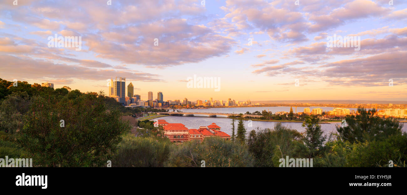 La ville de Perth et la rivière Swan au coucher du soleil à Kings Park au premier plan. Perth, Australie occidentale Banque D'Images