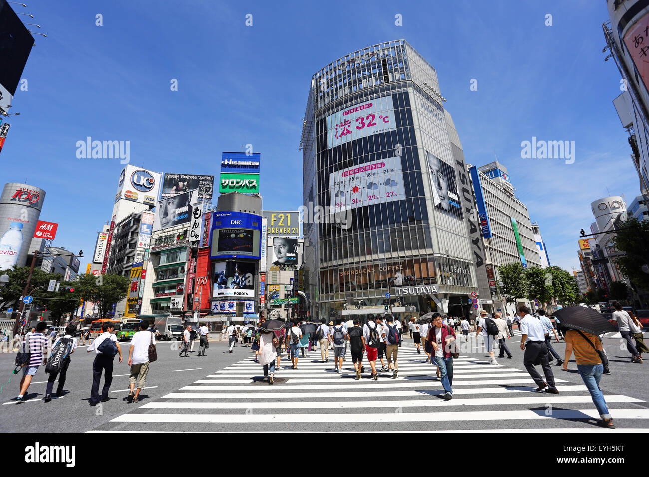 Les personnes qui traversent le passage pour piétons à l'intersection de Shibuya, Tokyo, Japon Banque D'Images