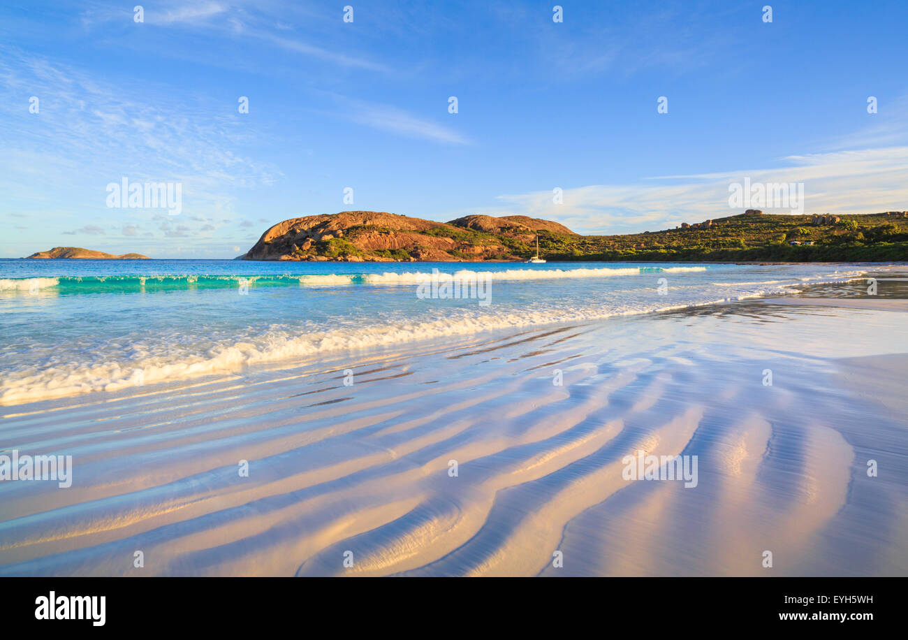 Une vague se brisant sur les rives immaculées, ridée à Lucky Bay Beach. Cape Le Grand National Park, Australie occidentale Banque D'Images