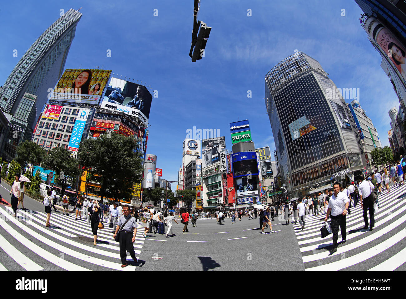 Les personnes qui traversent le passage pour piétons à l'intersection de Shibuya, Tokyo, Japon Banque D'Images