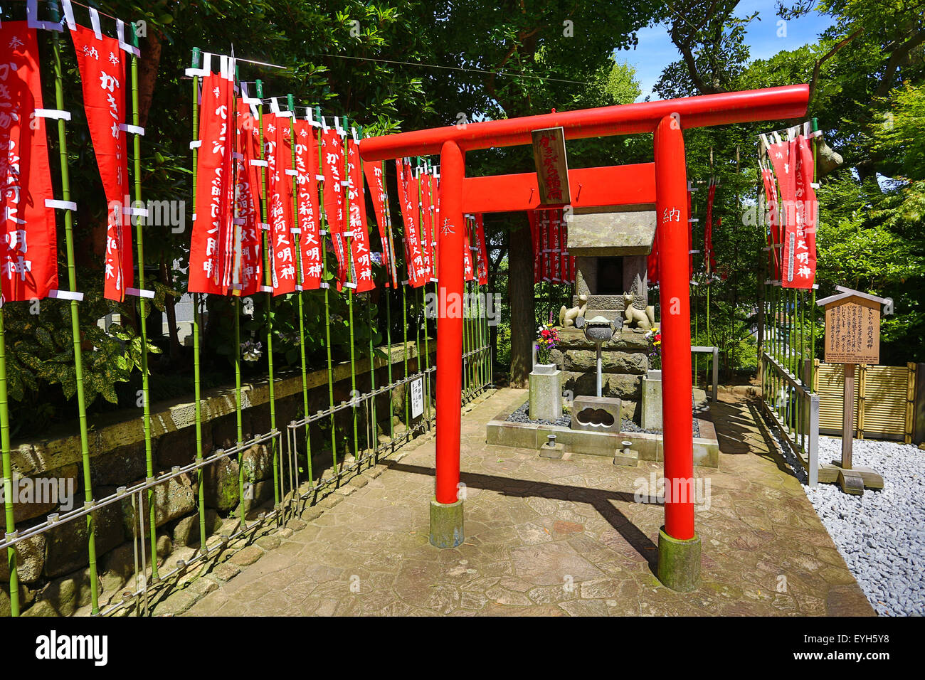 De Torii rouge à Hase-dera, temple bouddhiste à Kamakura, près de Tokyo, Japon Banque D'Images