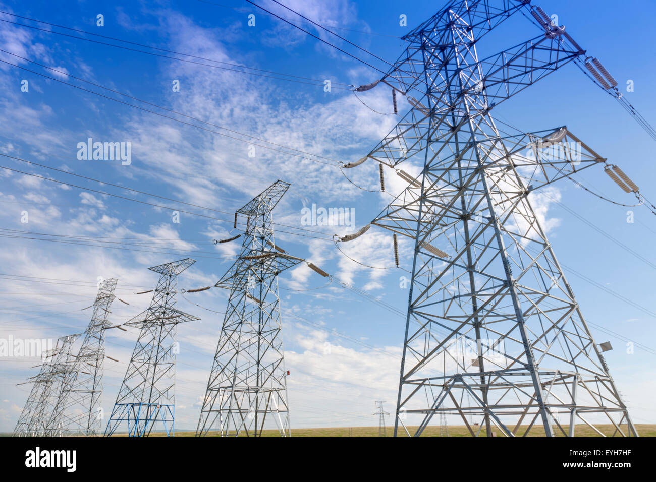 Tour de transmission électrique sous un ciel clair Banque D'Images