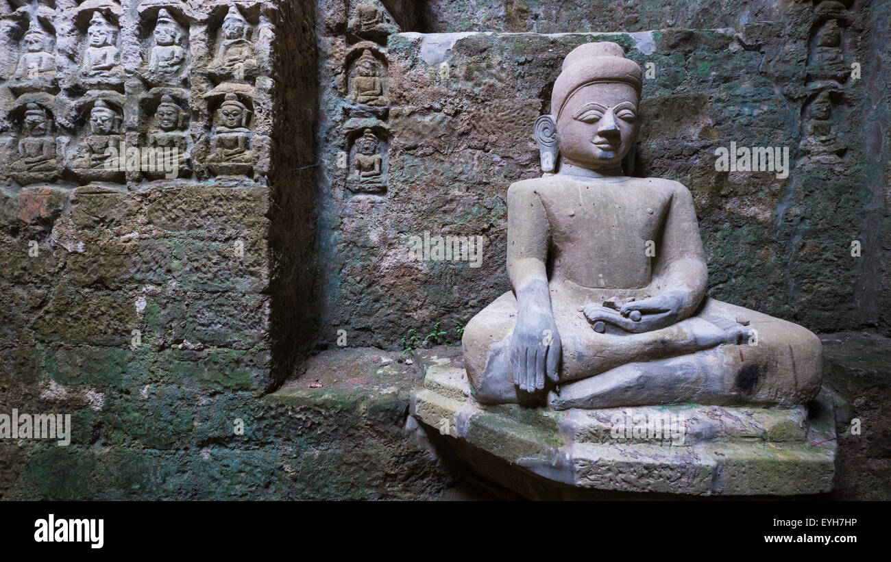 L'image de Bouddha avec soulagement dans l'arrière-plan à l'Koe-thaung Temple Banque D'Images