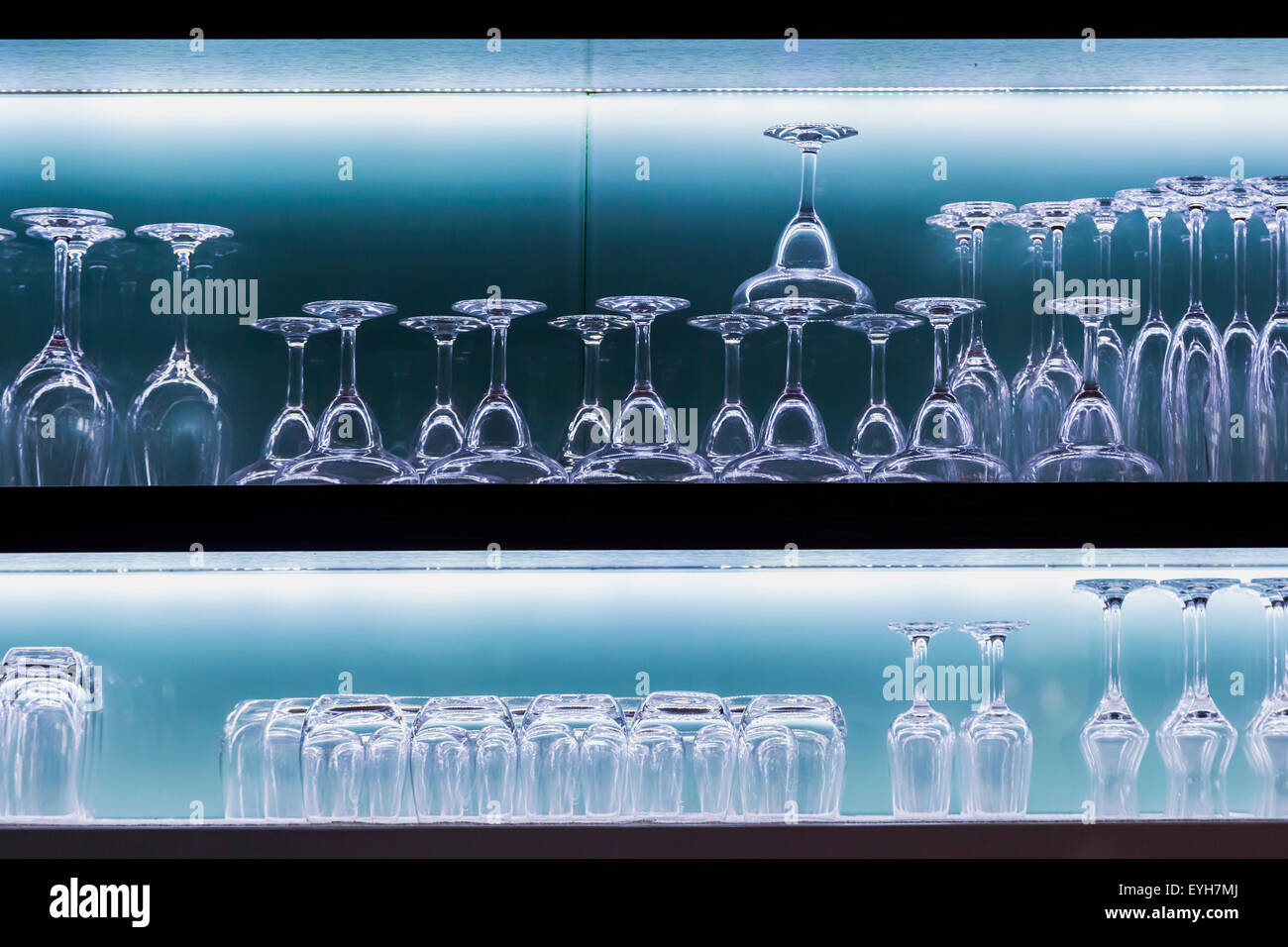 Beaucoup de verres de vin sur les tablettes. Banque D'Images