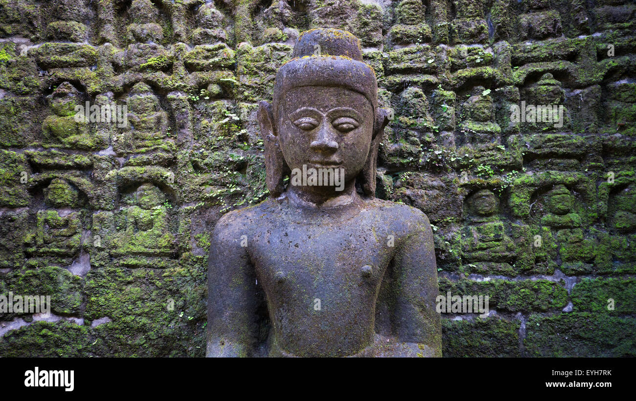 L'image de Bouddha avec soulagement dans l'arrière-plan à l'Koe-thaung, le temple des 90 000 Bouddhas Banque D'Images