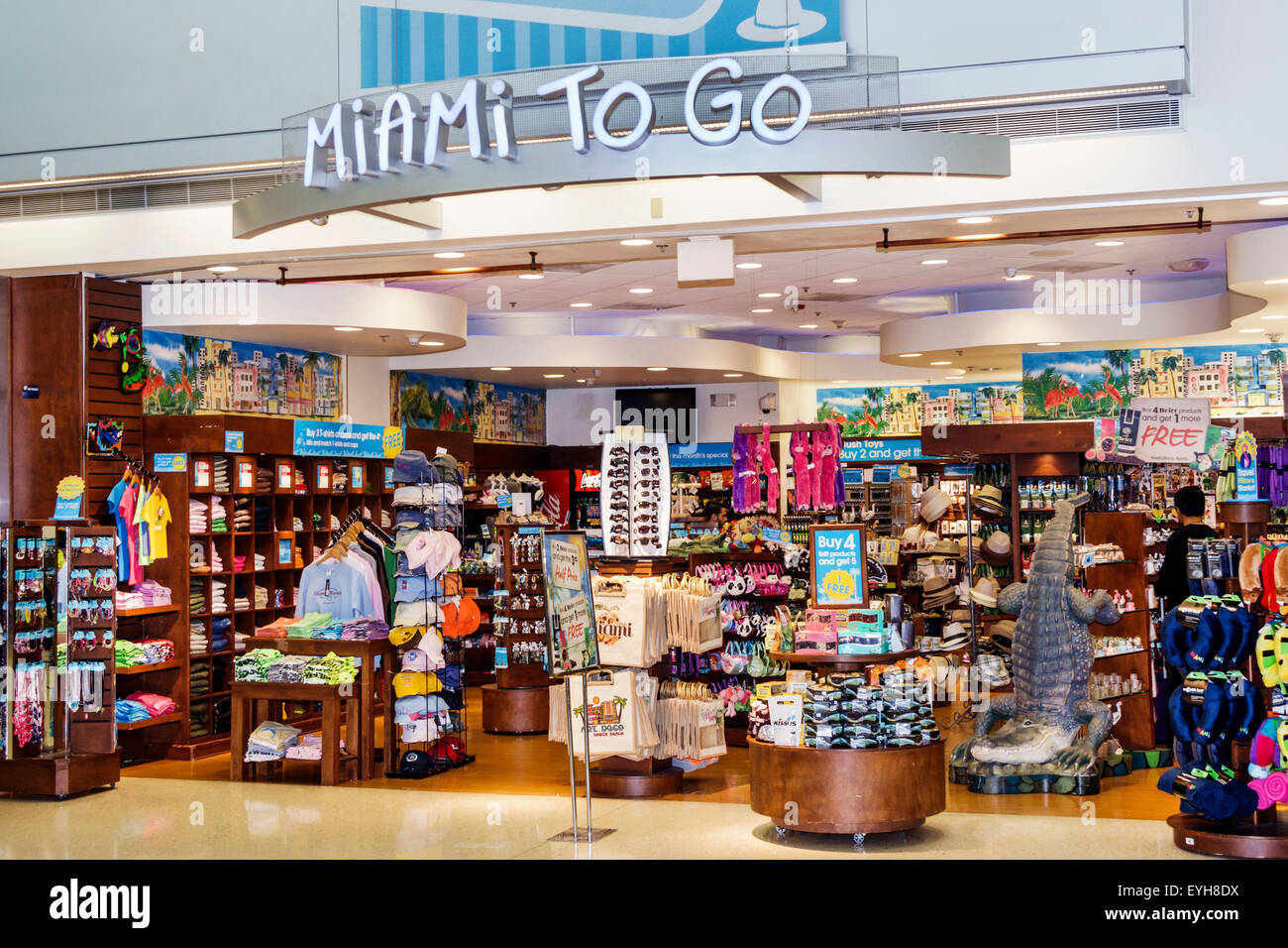 Miami Florida,aéroport international,MIA,terminal,porte,intérieur,Miami To Go,shopping shopper shoppers shopping marchés marché buyi Banque D'Images
