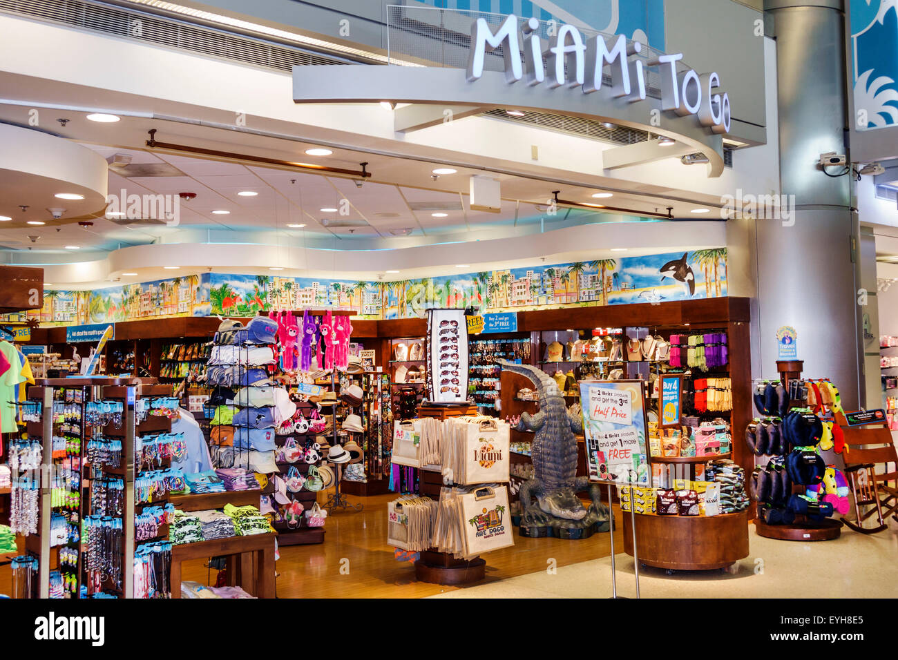 Miami Florida,aéroport international,MIA,terminal,porte,intérieur,Miami To Go,shopping shopper shoppers shopping marchés marché buyi Banque D'Images