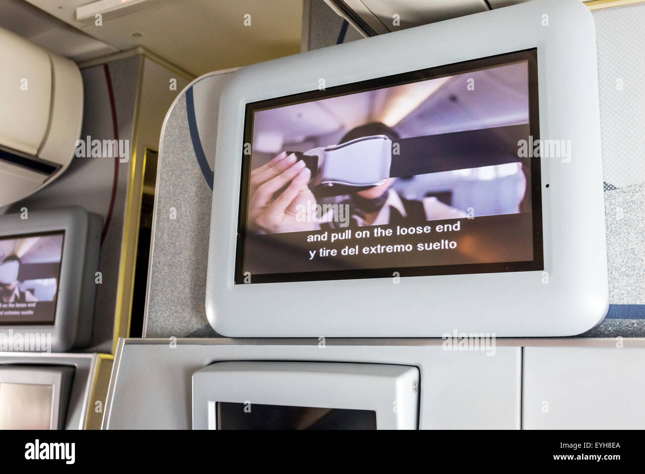 Miami Florida,aéroport international,MIA,cabine de première classe,à bord,American Airlines,moniteur vidéo,écran,consignes de sécurité,anglais espagnol multiple Banque D'Images