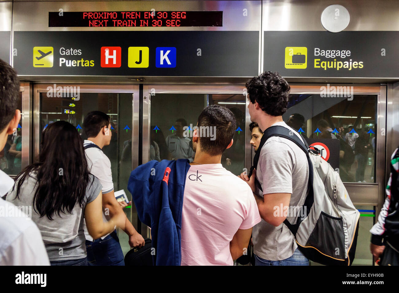 Espagne,MAD,Adolfo Suarez aéroport Madrid-Barajas,international,intérieur,terminal,porte,transport de personnes,train navette,espagnol,anglais,langue,Hispani Banque D'Images