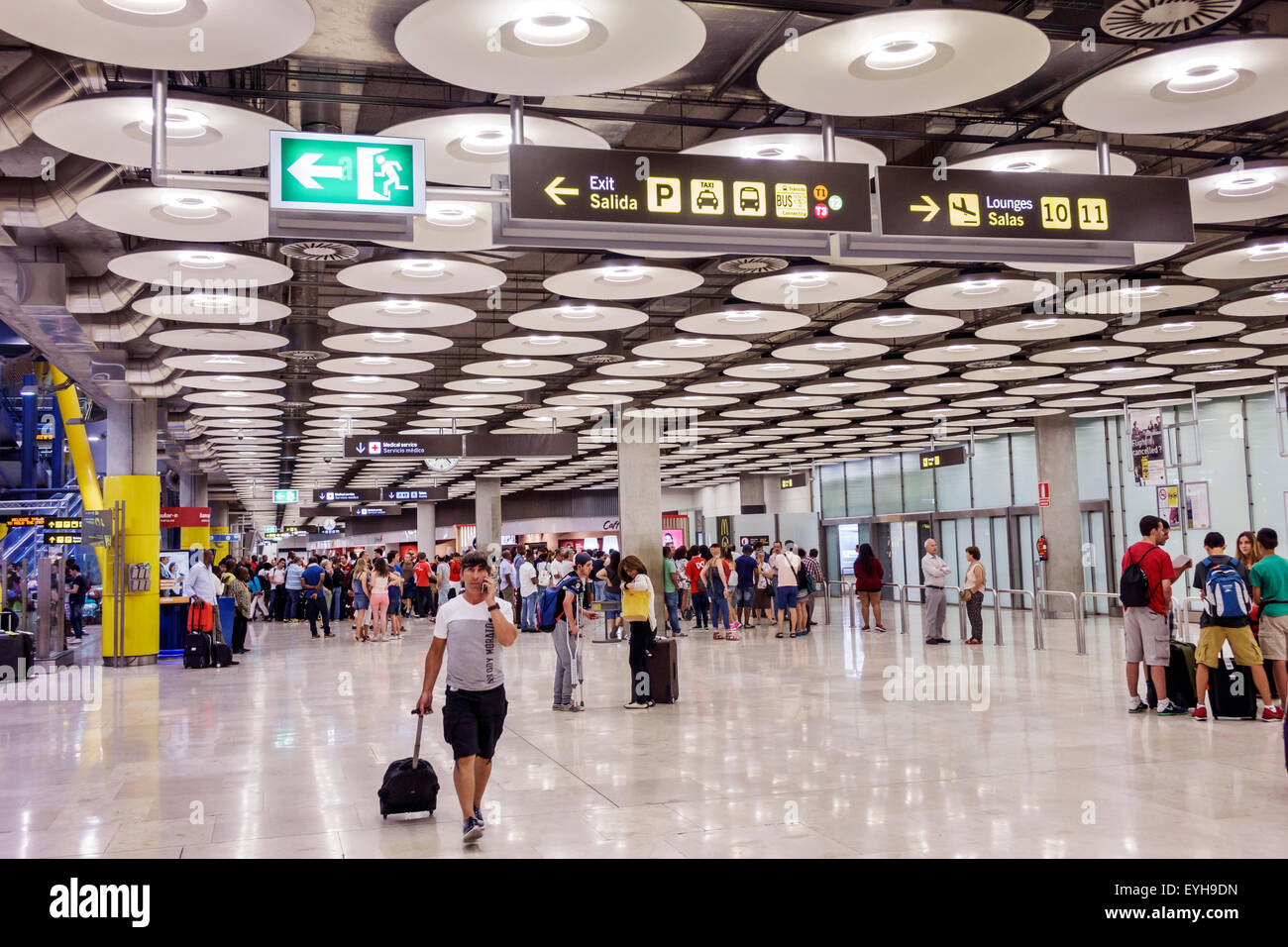 Espagne,MAD,Adolfo Suarez Madrid-Barajas aéroport,international,intérieur,terminal,porte,homme hispanique hommes,Spain150627026 Banque D'Images