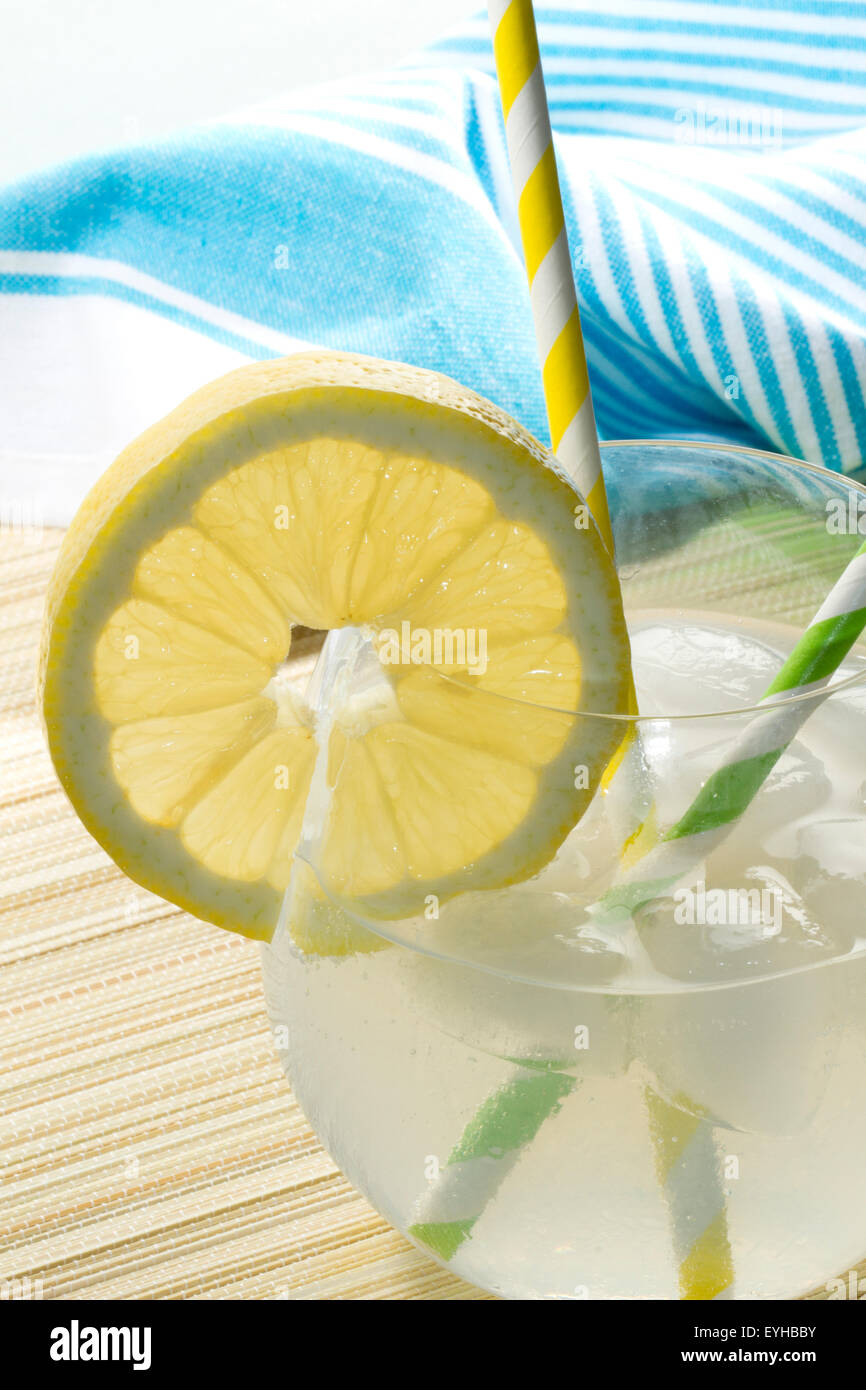 Limonade d'été rafraîchissante avec tranche de citron et la glace Banque D'Images
