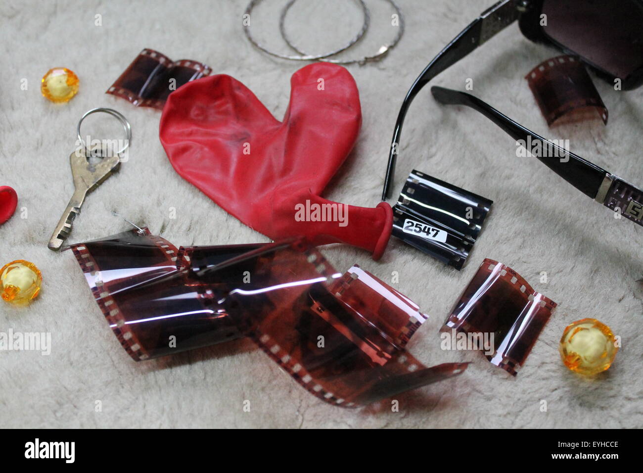 Ballon rouge coeur, perles, des diapositives, des photos, la mémoire de l'été lunettes Banque D'Images