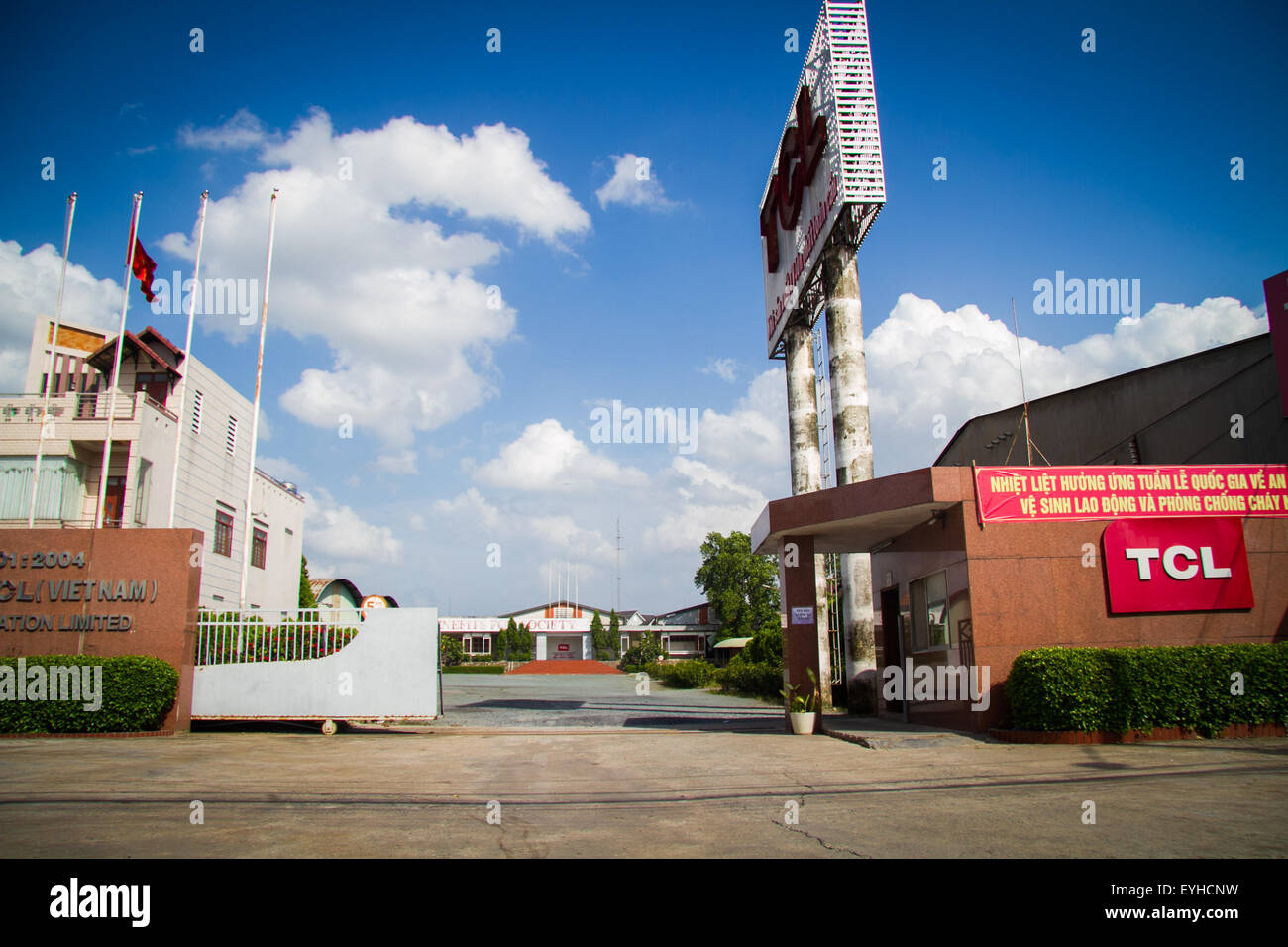 (150730) -- HO CHI MINH ville, le 30 juillet 2015 (Xinhua) -- File Photo prise le 10 juillet 2015 affiche le site de l'usine de la compagnie TCL dans la province de Dong Nai, au Vietnam. Pour gagner des parts de marché dans le grand marché mondial et le marché vietnamien en particulier, le géant de l'électronique chinois TCL a mis l'accent sur les stratégies de localisation de puiser profondément dans l'économie du Vietnam pour le codéveloppement. Juste après mettre le pied sur le sol vietnamien en 1999, TCL fixé des objectifs de développement de ses propres marques, réseaux de distribution et des technologies. Maintenant, TCL Le Vietnam a plus de 200 détaillants autorisés et réseaux de distribution Banque D'Images