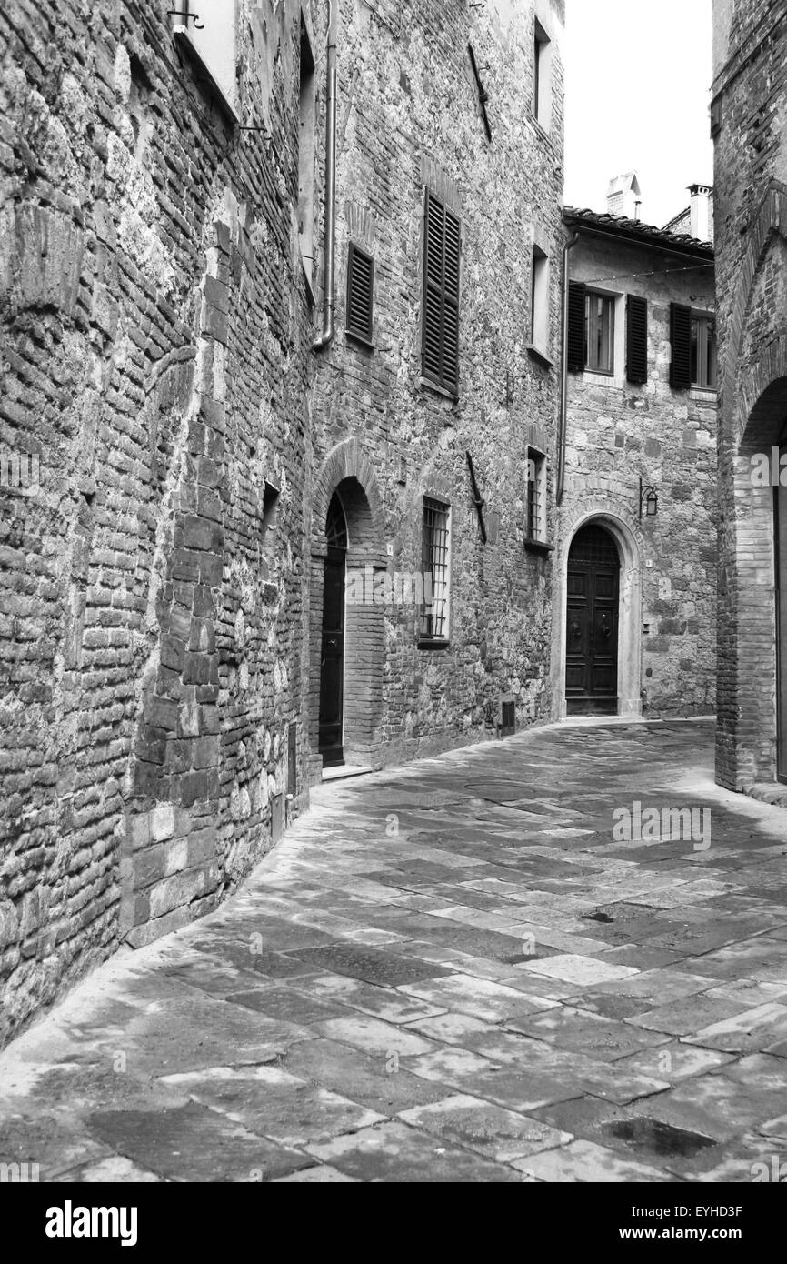 L'Italie. La région Toscane. La ville de Montepulciano. La rue médiévale. Dans les tons noir et blanc. Retro style Banque D'Images