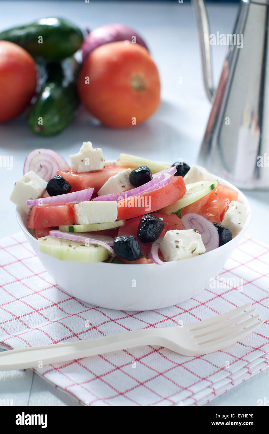 Salade grecque avec fromage feta et olives noires Tomates Concombres Banque D'Images