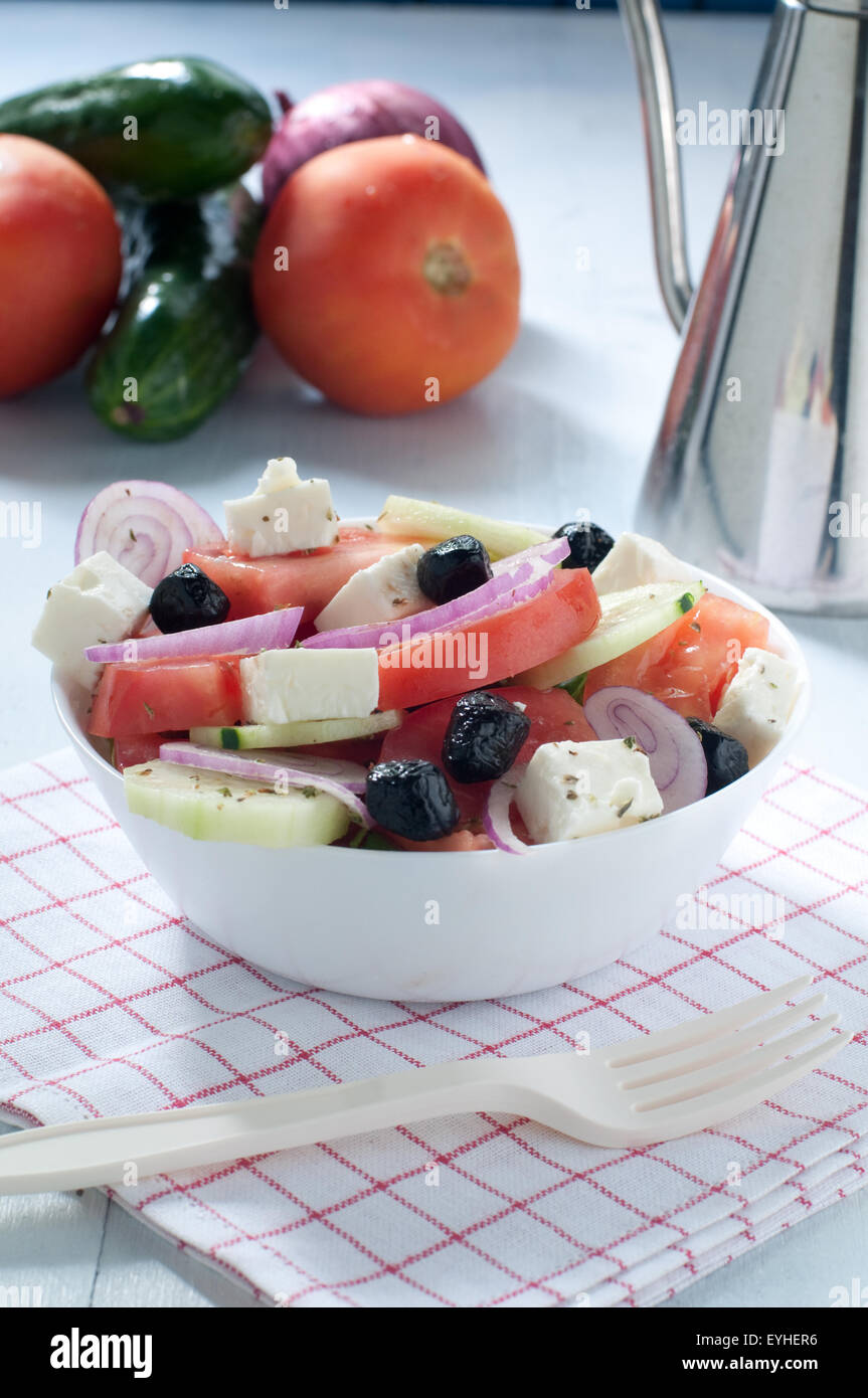 Salade grecque avec fromage feta et olives noires Tomates Concombres Banque D'Images