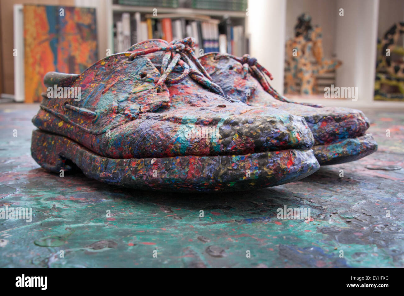 Paire de chaussures de l'artiste incrustées dans la peinture à l'huile Banque D'Images