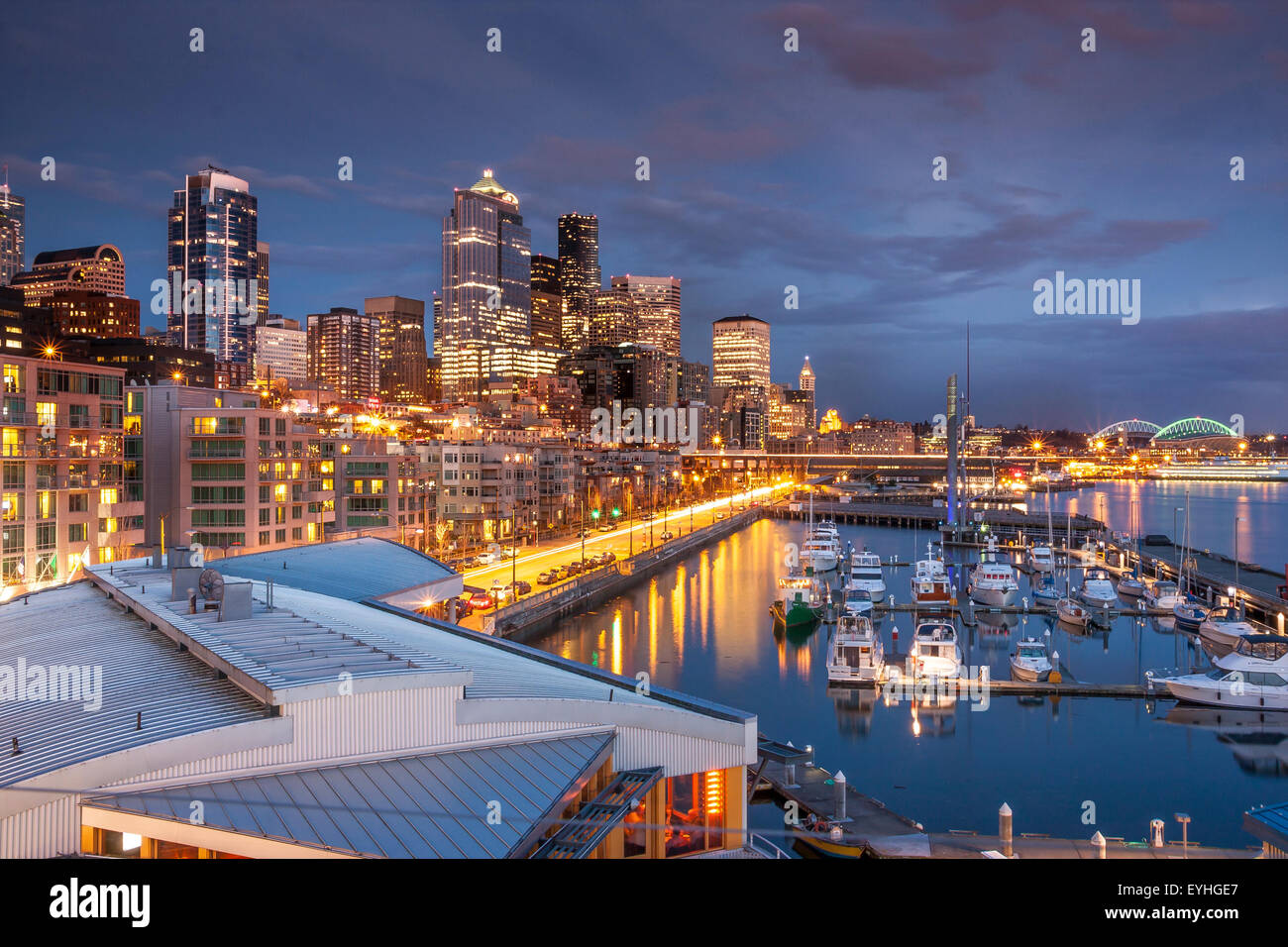 Front de mer de Seattle au crépuscule avec la marina en premier plan depuis le terminal de Bell Street, Seattle, WA, USA Banque D'Images