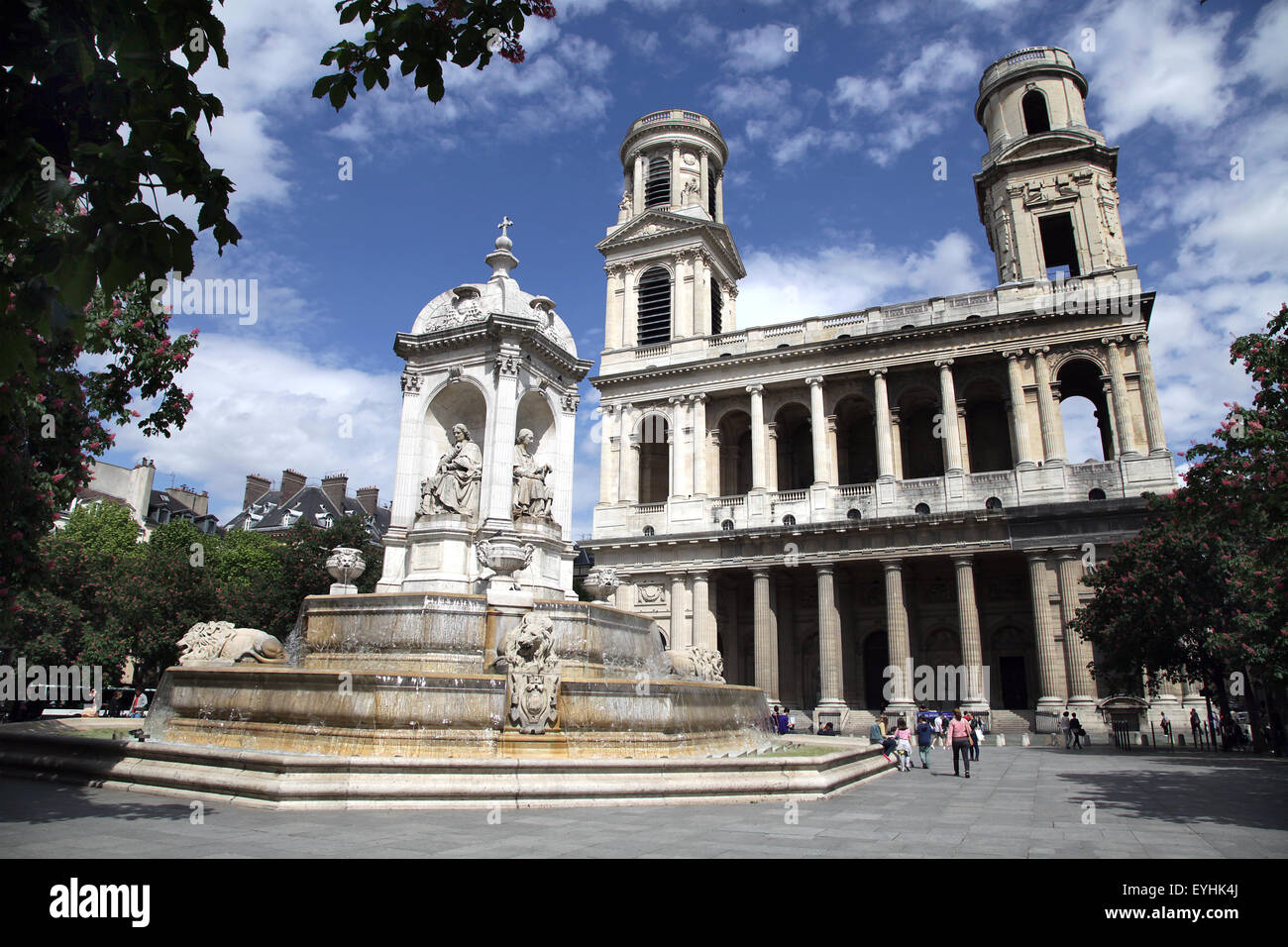 La Fontaine des quatre évêques et l'église Saint-Sulpice.place Saint Sulpice.Paris France Banque D'Images