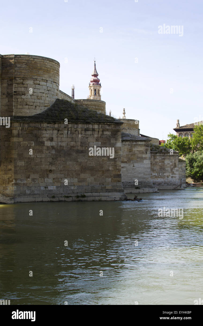 Vista del Rio Ebro, Puente de Piedra y al fondo Torre de la Catedral de la Seo y Palais de La Lonja. Saragosse Banque D'Images