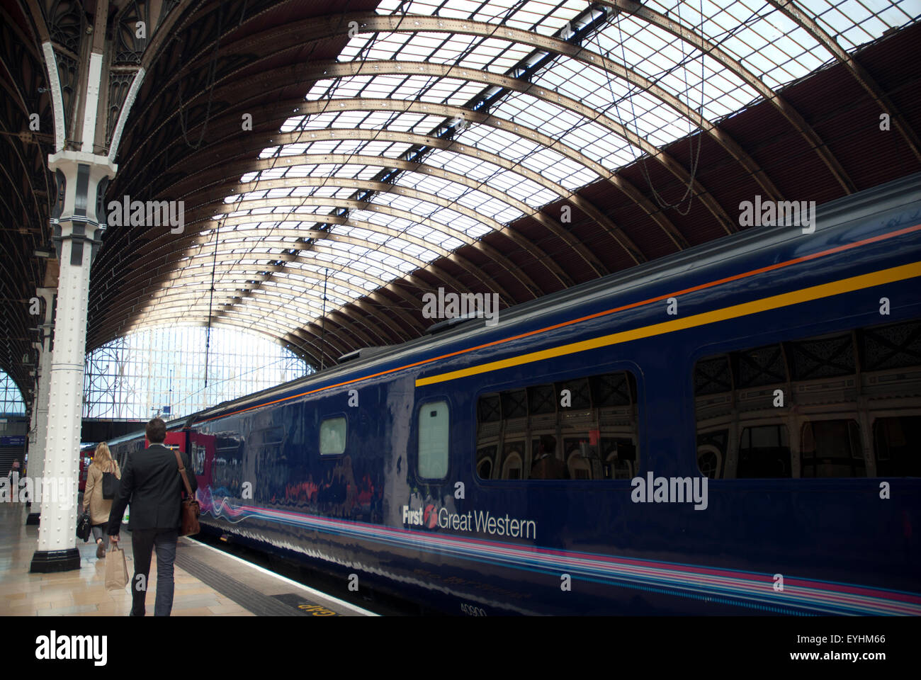 Les trains en attente à la plate-forme de la gare de Paddington, à l'ouest de Londres Angleterre Royaume-uni Banque D'Images
