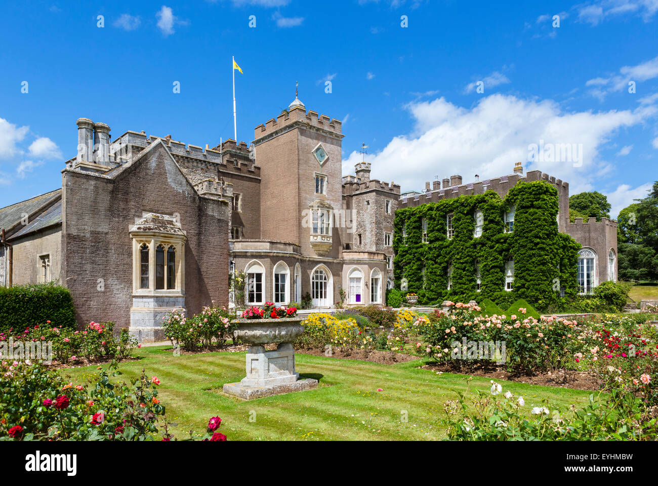 La maison et les jardins historiques à Powderham Castle, Kenton, près d'Exeter, Devon, Angleterre, Royaume-Uni Banque D'Images