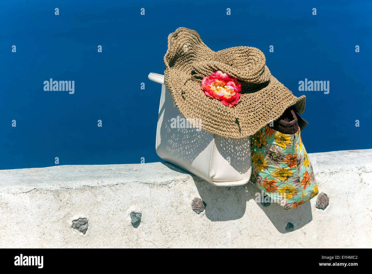 chapeau et sacs à main un mur blanc, Firostefani, Santorin, Iles grecques, Cyclades, Grèce Banque D'Images