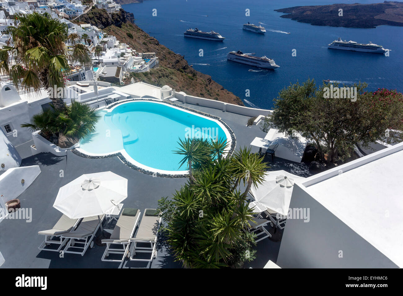 Vue depuis Imerovigli avec piscine, croisières, bateaux de croisière Santorin amarrés dans la caldeira, îles grecques baie de mer Cyclades, vue supérieure de la piscine grecque Banque D'Images