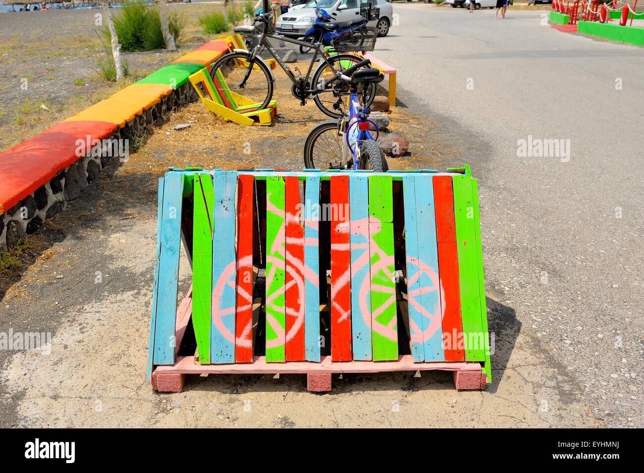 Un porte vélo coloré fabriqué à partir d'une palette en bois sur la plage  de Perissa Santorini Grèce Photo Stock - Alamy
