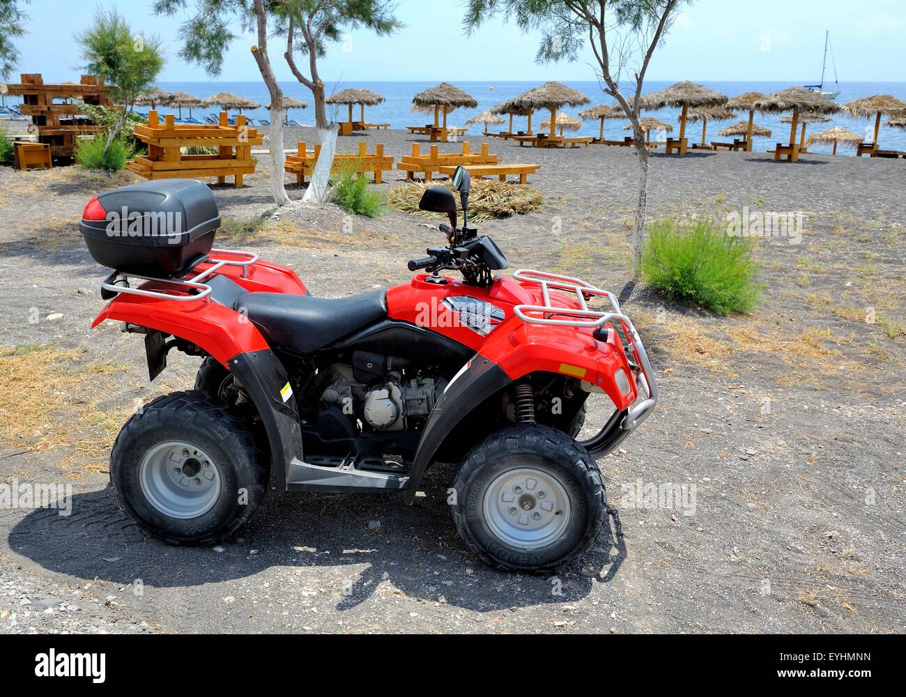 Un VTT rouge location quad bike à Perissa, Santorin Grèce Photo Stock -  Alamy