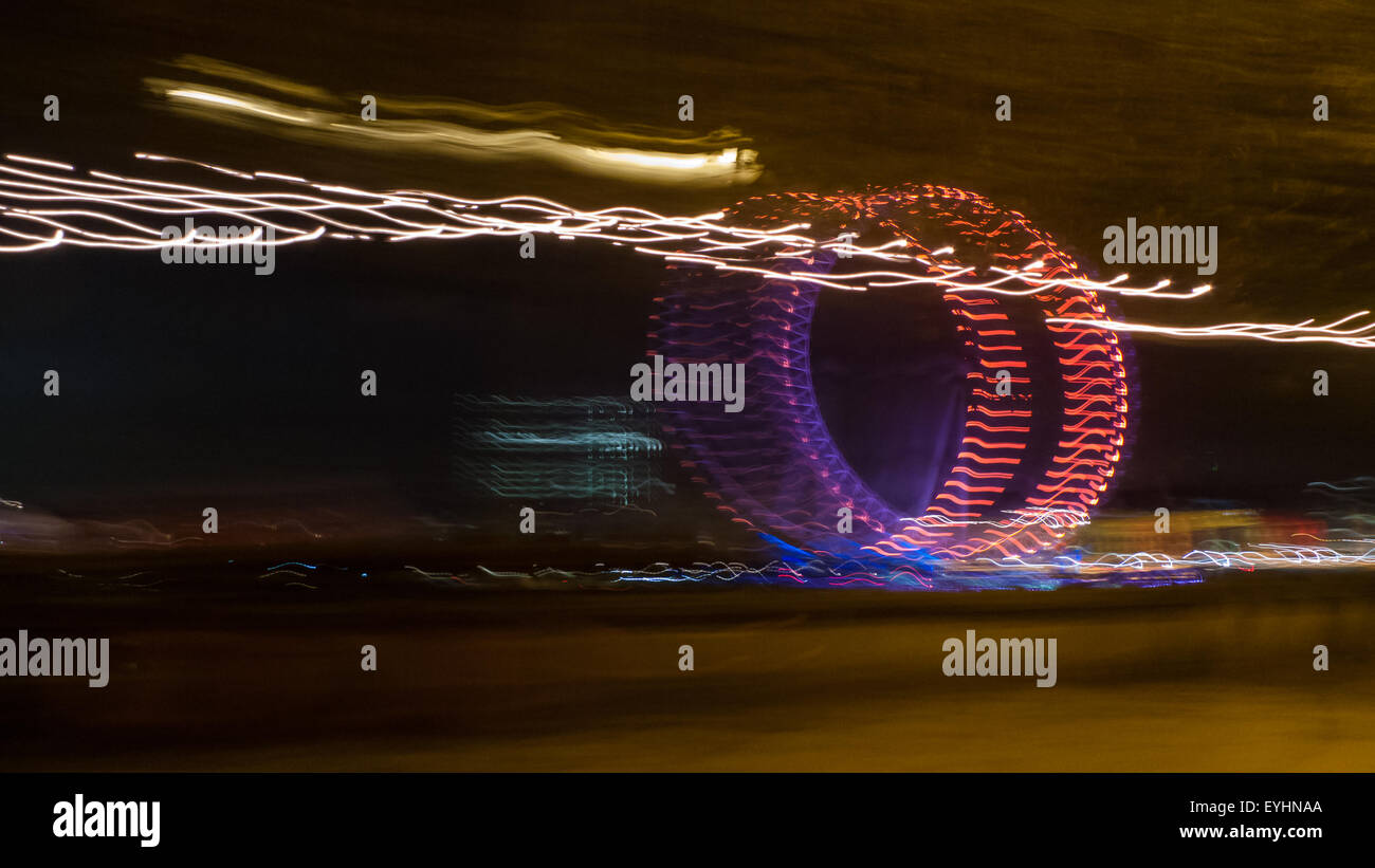 Londres en Angleterre. Londres dans un flou de lumière. Image abstraite du London Eye de nuit. Banque D'Images