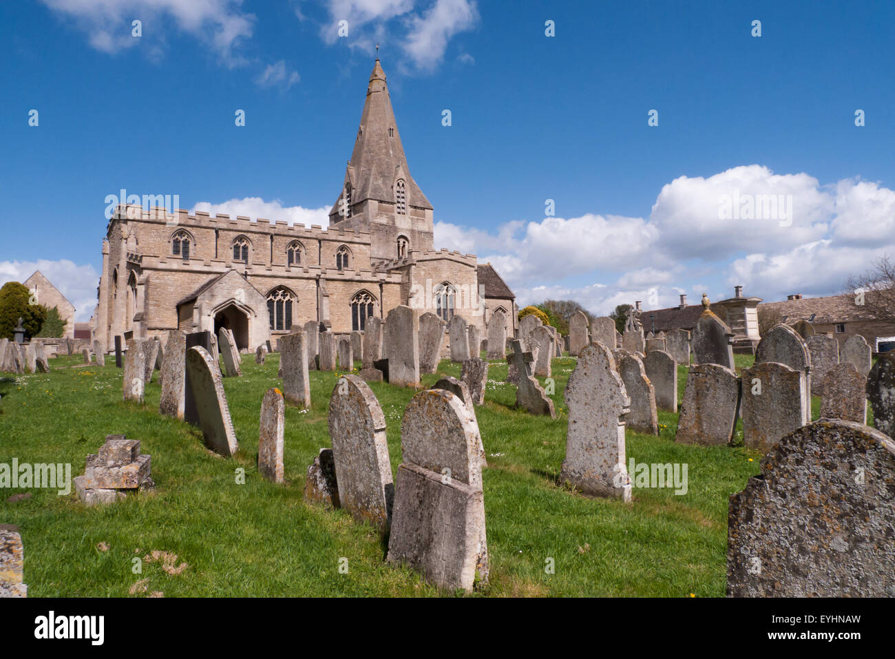 Kings Cliffe, Northamptonshire. Église de Tous les Saints et St James et pierres tombales. Banque D'Images