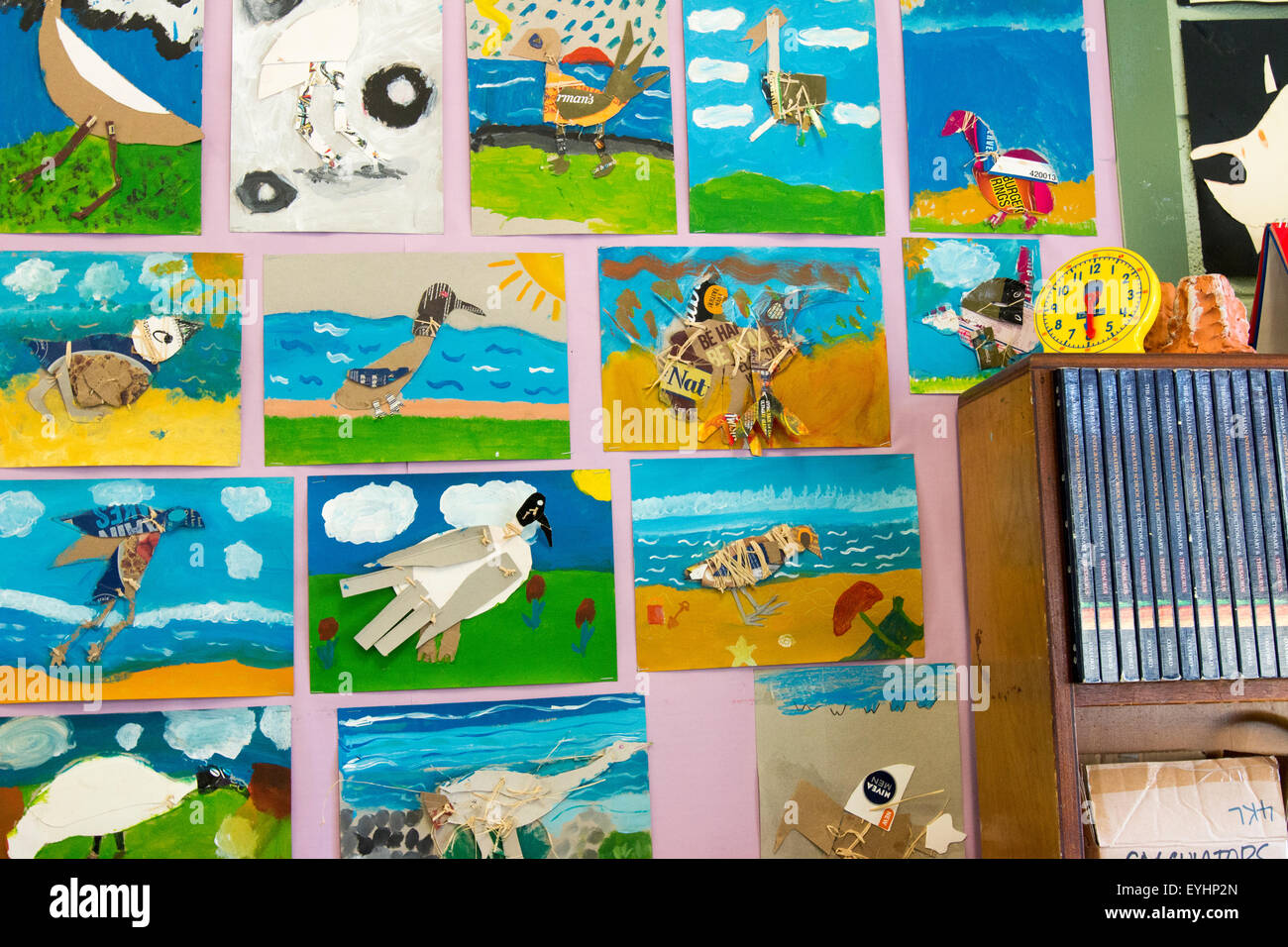 Peintures d'œuvres d'art d'enfants d'école primaire exposées sur un mur de salle de classe, dans une école, Sydney, Nouvelle-Galles du Sud, Australie Banque D'Images