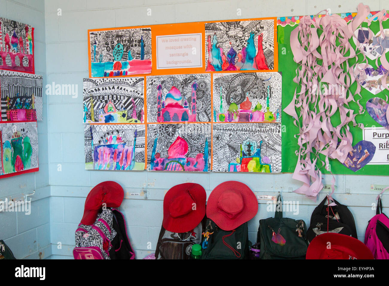 Vestiaire de l'école primaire australienne, chapeaux rouges et cartables rangés dans un vestiaire de l'école primaire, Sydney, Nouvelle-Galles du Sud, Australie avec des œuvres d'art pour enfants Banque D'Images