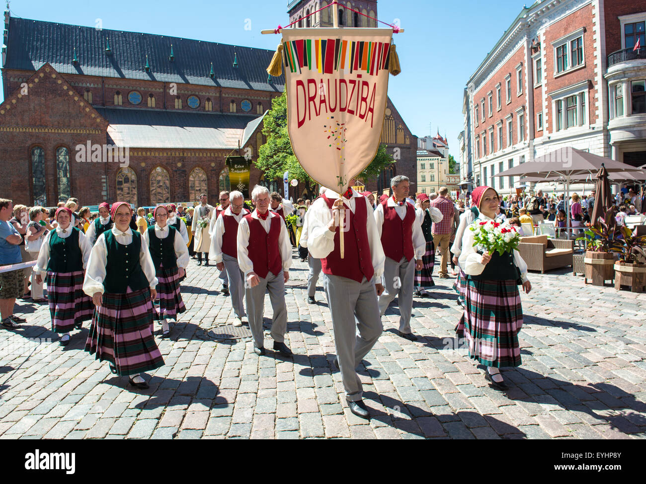 Les gens en costume national au chant national letton et Dance Festival ...