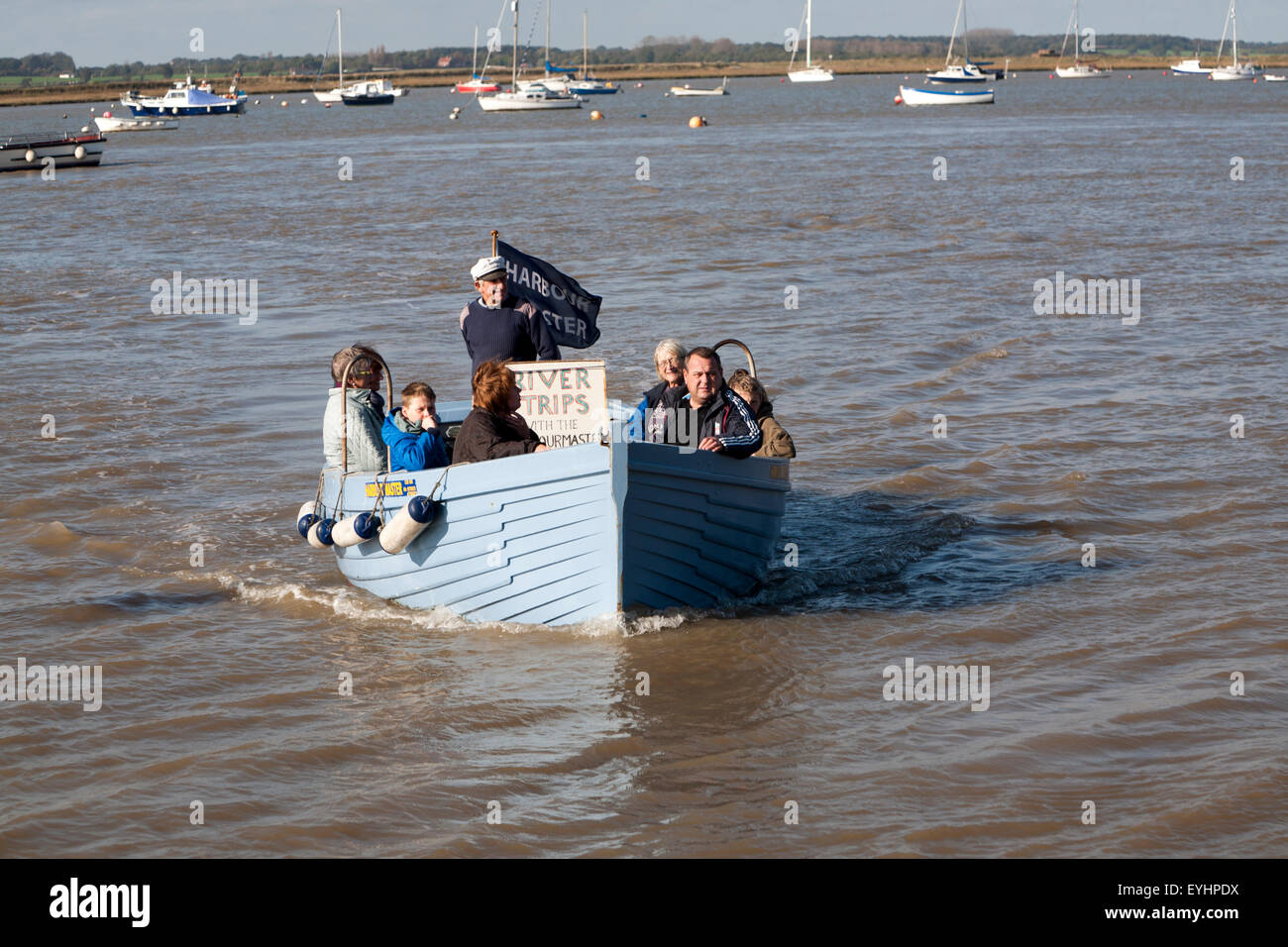 Petit bateau ferry crossing River Deben entre Bawdsey Quay Ferry et Felixstowe, Suffolk, Angleterre, RU Banque D'Images