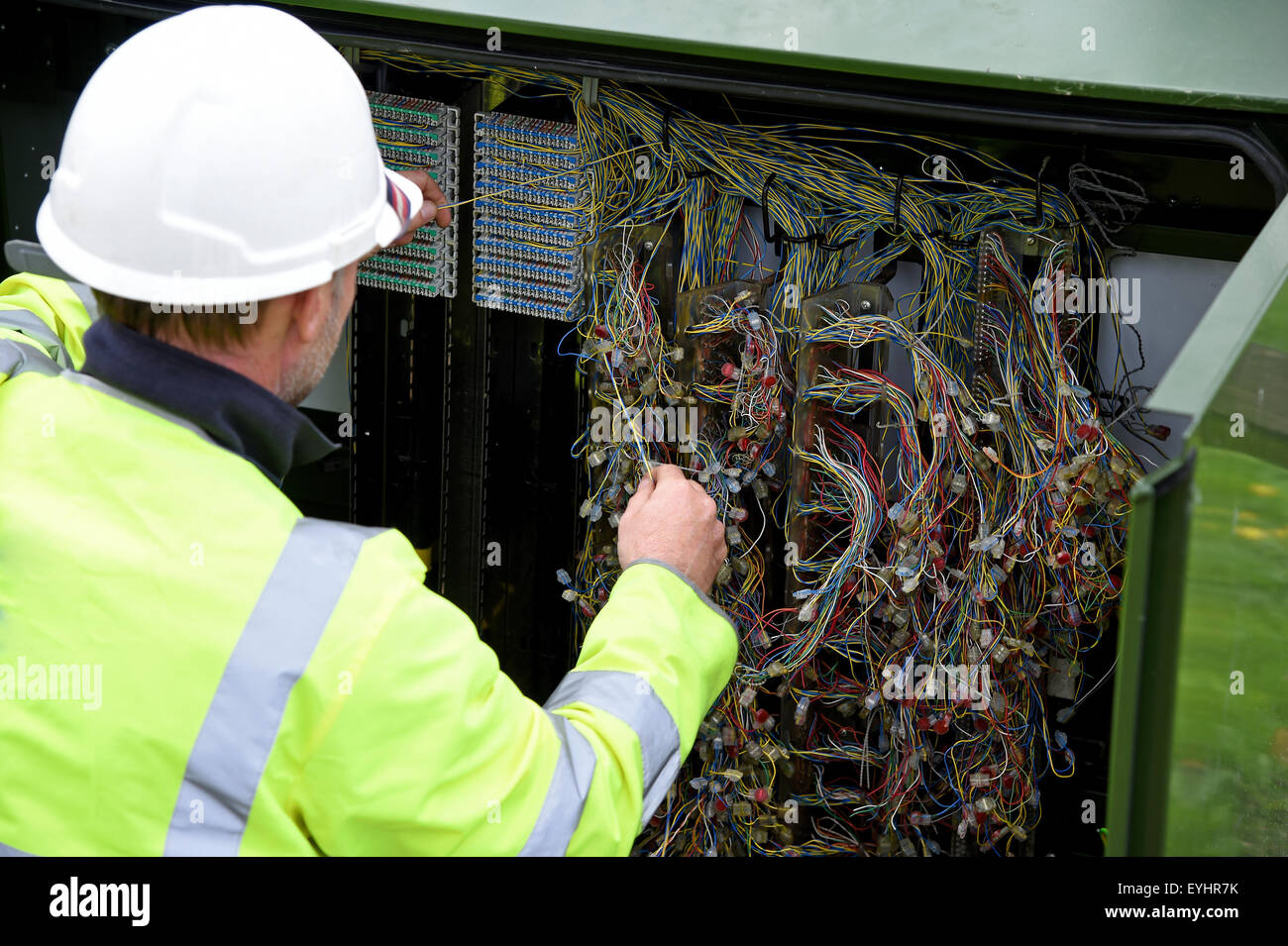 Téléphone Ingénieur travaillant sur une boîte de jonction, Grande-Bretagne, Royaume-Uni Banque D'Images