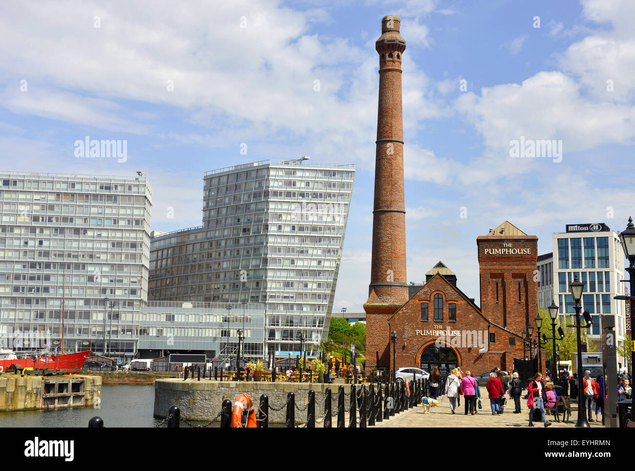 La station de pompage à l'Albert Dock, ancien et nouveau bâtiment sur la ville de Liverpool, la ville de Liverpool, Angleterre, Royaume-Uni Banque D'Images