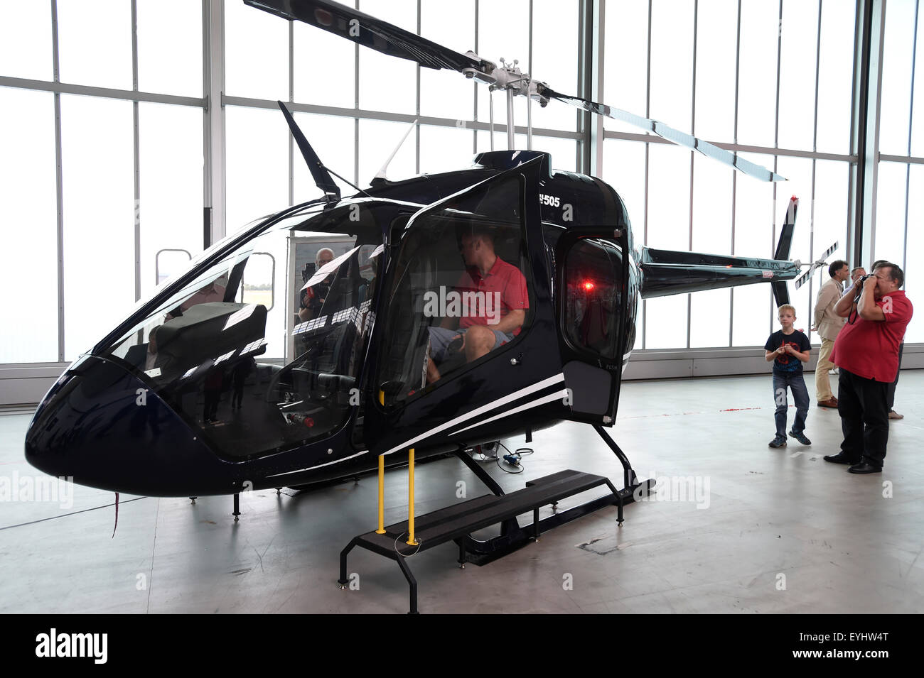 Prague, République tchèque. 30 juillet, 2015. Nouvel hélicoptère Bell 505 Jet Ranger X a été présenté à Prague, en République tchèque, le 30 juillet 2015. © Roman Vondrous/CTK Photo/Alamy Live News Banque D'Images