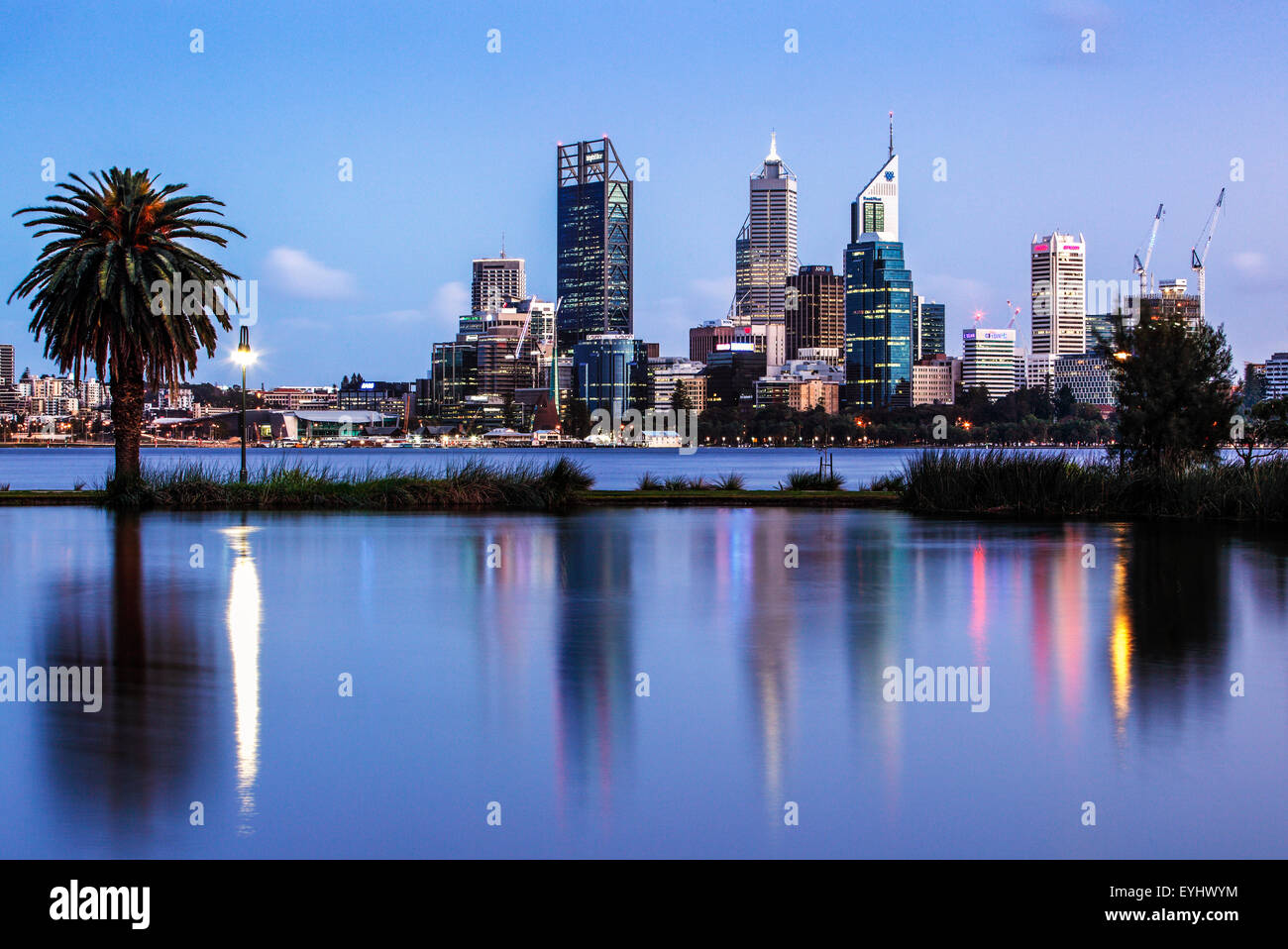 La ville de Perth à partir de Sir James Mitchell Park, South Perth. Banque D'Images