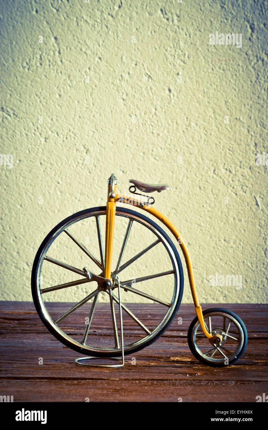 Vieux vélo avec grande et petite roue sur une surface en bois Photo Stock -  Alamy
