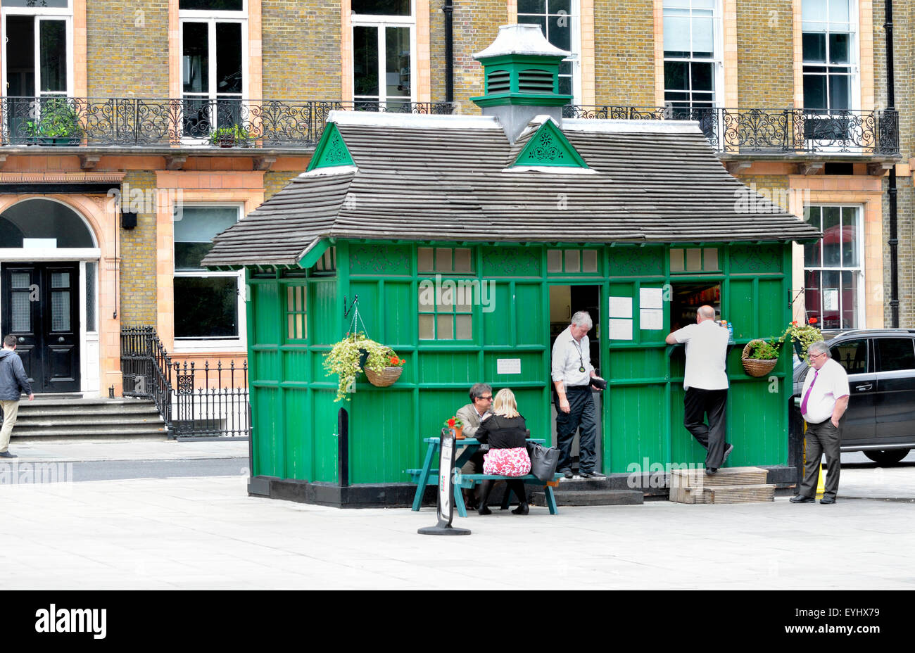Stock Photo - London, England, UK. Cabmen's shelter / Rafraîchissements kiosk (maintenant Kate's Plateau cabine alimentaire) à Russell Square Banque D'Images