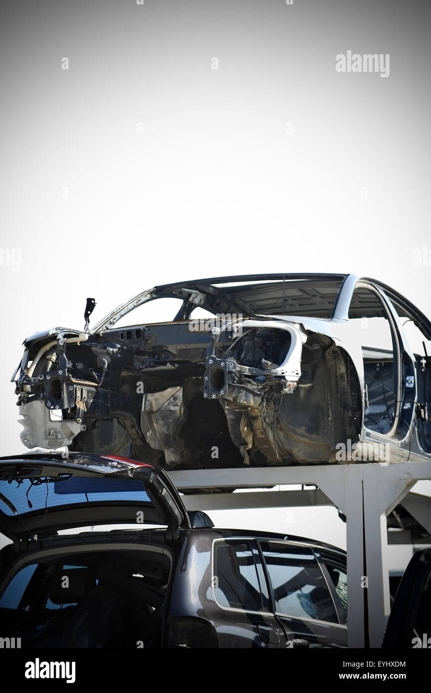 Vignetted photo de véhicules accidentés dans une voiture junkyard Banque D'Images