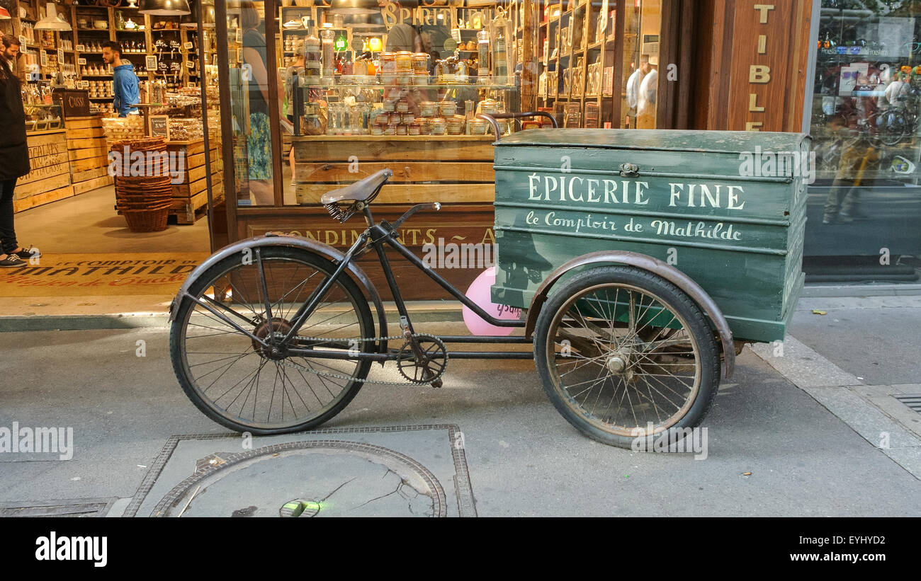 Paris, France, Vintage Bicycle Delivery devant la boutique de cadeaux, 'le comptoir de Mathilde', 'Epicerie Fine' dans le quartier des Halles, épicerie, rue, rue vintage Paris dans la journée Banque D'Images