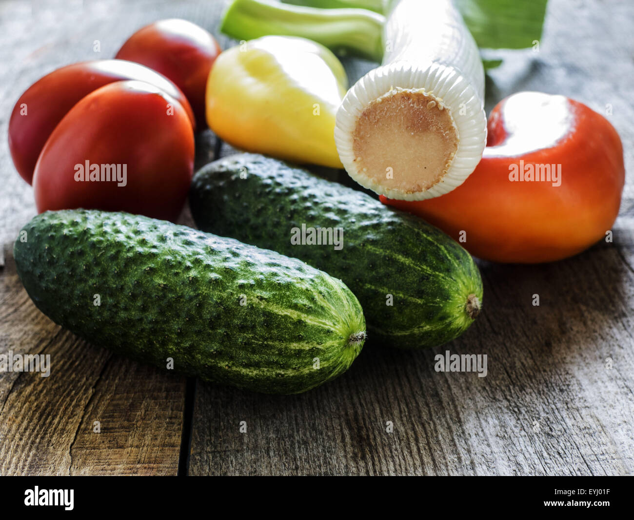 Farm Fresh organic le poireau, le poivron et le concombre sur table en bois. 29 juillet, 2015. © Igor Golovniov/ZUMA/Alamy Fil Live News Banque D'Images