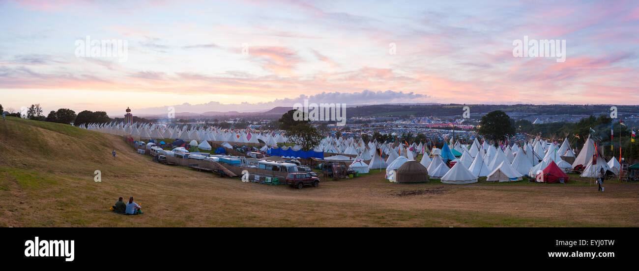 GLASTONBURY, Royaume-Uni - le 26 juin 2015 : vue panoramique sur le site du festival de Glastonbury au coucher du soleil de la King's Meadow Banque D'Images