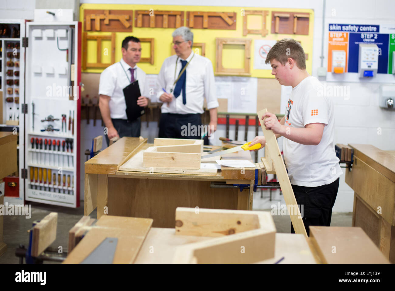 Les enseignants évaluent un bois classe travail à Bolton College Banque D'Images